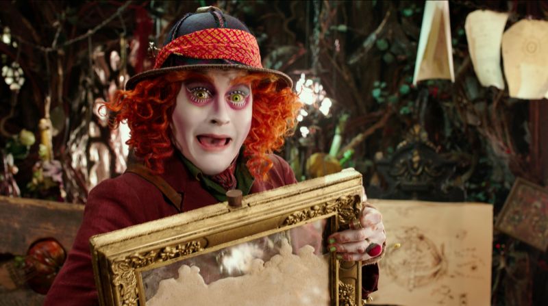 Johnny Depp saat bermain sebagai Hatter Tarrant Hightopp dalam film Alice Through the Looking Glass (2016)