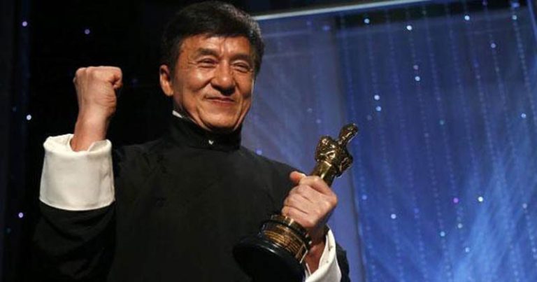 Setelah 56 Tahun dan 200 Film, Jackie Chan Mendapatkan Piala Oscar