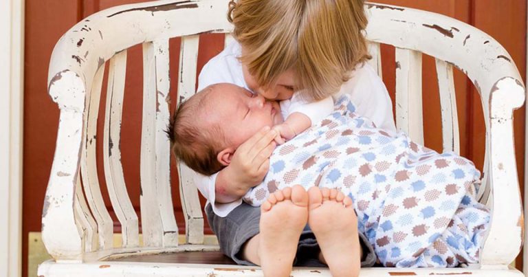 4 Kemudahan Mendidik Anak Kedua yang Didapat Karena Anak Sulung