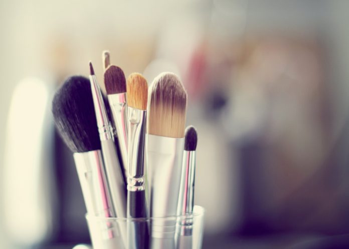 cara membersihkan brush make up