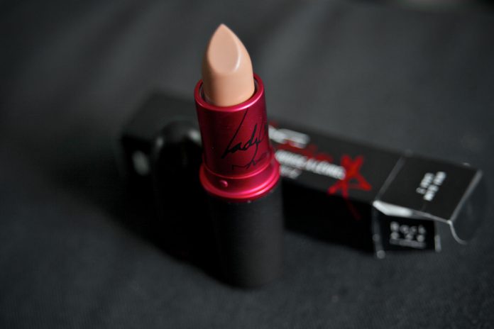 tips memakai lipstik nude