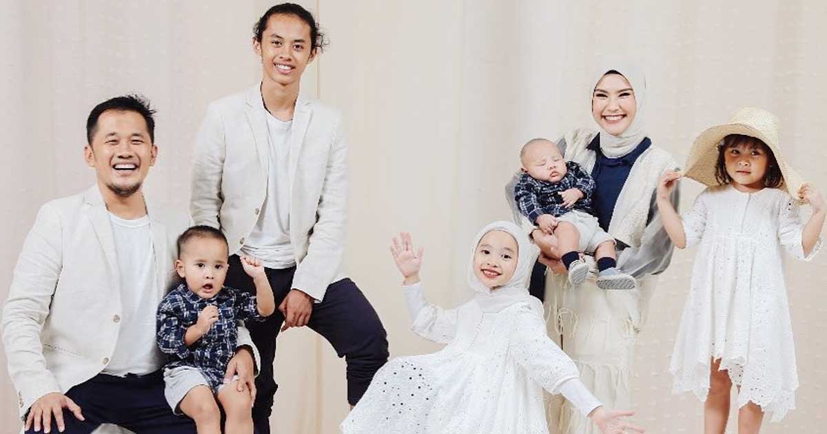 5 Inspirasi Baju Seragam Lebaran Keluarga Artis Ini Wajib 