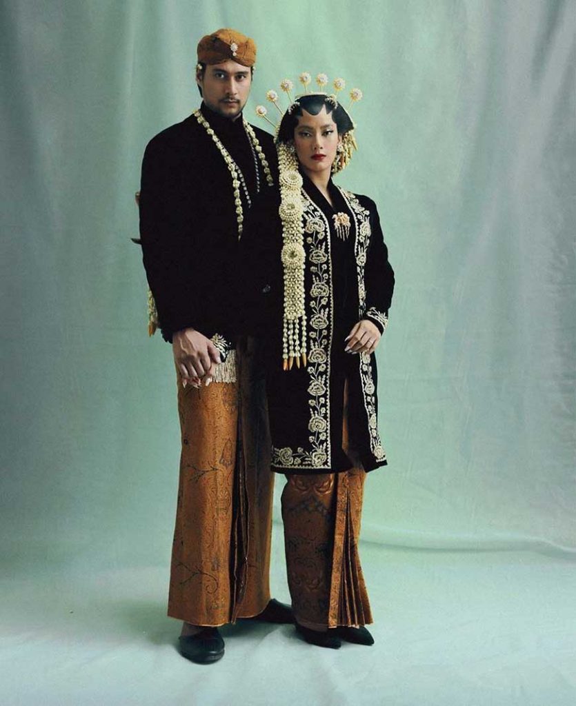 foto-pernikahan-tara-basro-dan-daniel-adnan-baju-adat-jawa-tengah-hitam