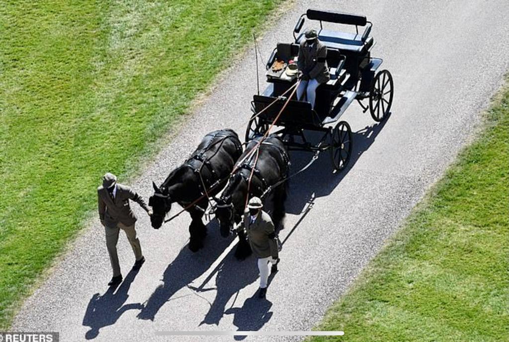 Kereta-berkuda-kesayangan-yg-jg-sdh-dimodifikasi-sdri-oleh-Duke-of-Edinburgh-ikut-mengantar-jenazah-sang-Pangeran-ke-peristirahatan-terakhirnya.-Foto-Reuter