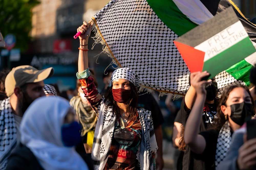 bella hadid artis seleb selebriti demo bela palestina di new york