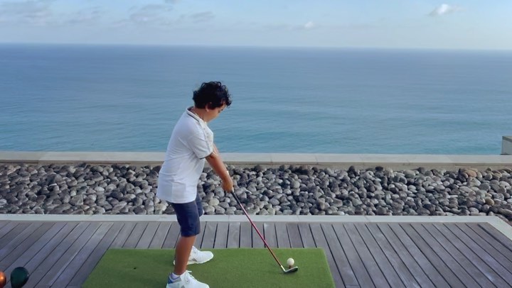 marcella zalianty dikritik karena bermain golf nyampah sampah ke laut 1