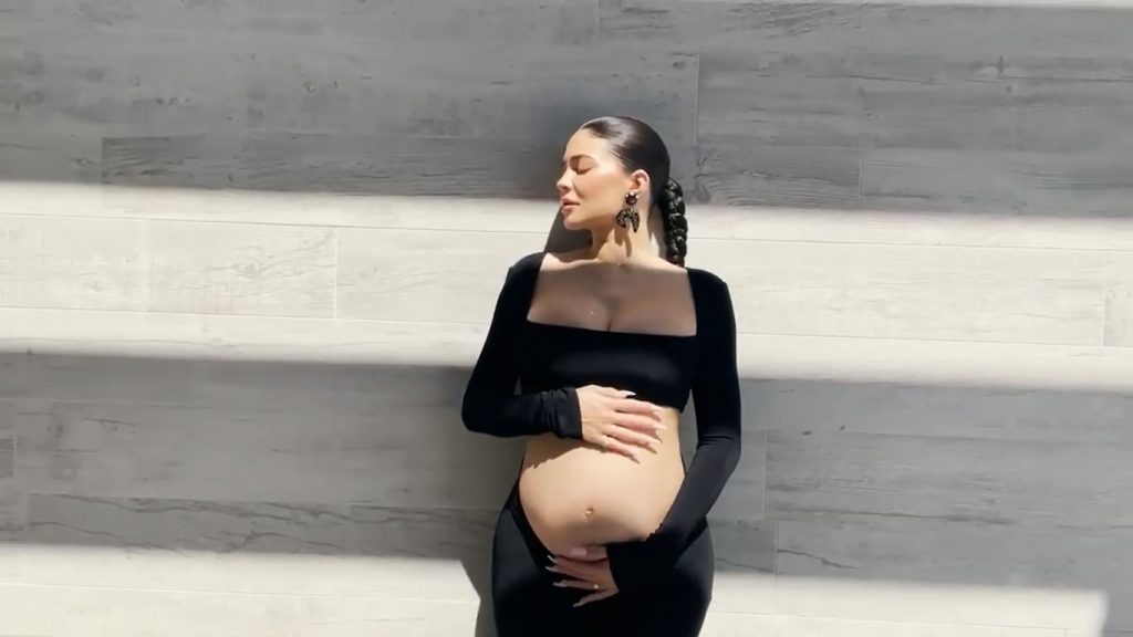 kylie-jenner-baby-bump-1