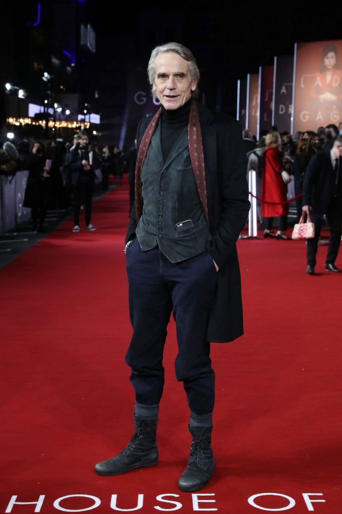 jeremy-irons-di-premiere-house-of-gucci