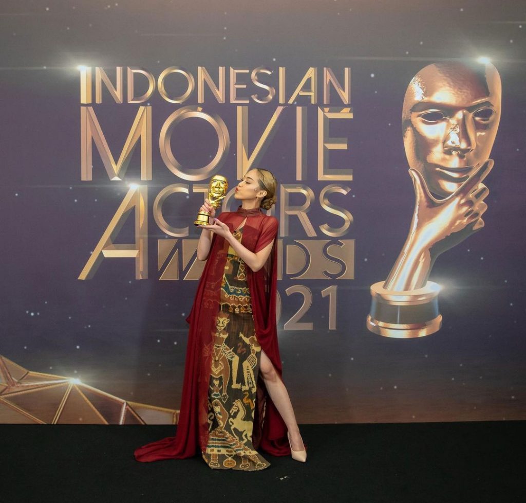 penampilan-sisca-jkt48-busana-terbaik-IMAA-2021-indonesian-actor-awards-2021