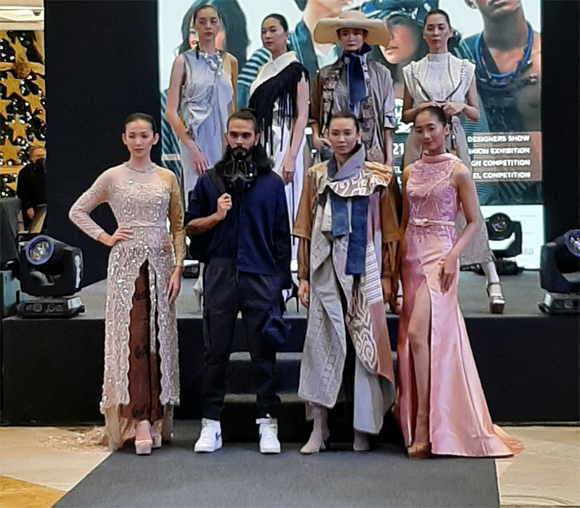 Sebagian-busana-yang-ditampilan-di-Surabaya-Fashion-Parade-2021-hari-pertama
