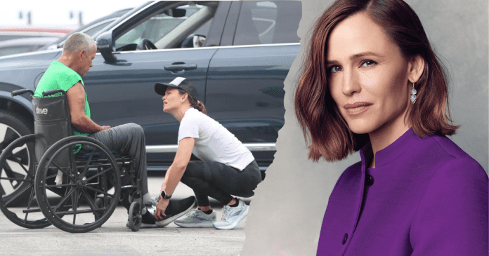 Sungguh Mulia, Jennifer Garner Nekat Turun ke Jalanan Demi Pasangkan Kaos Kaki Tunawisma