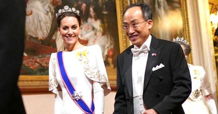 Pesona Kate Middleton Pakai Tiara Langka saat Sambut Presiden Korsel