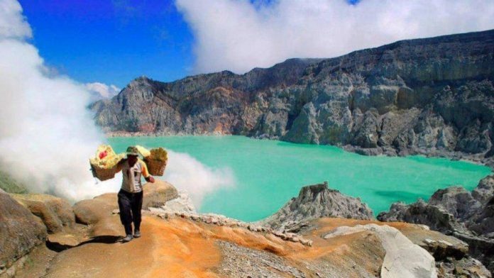 Pesona keindahan wisata kawah Gunung Ijen yang baru saja menelan korban seorang wisatawan Cina yang jatuh ke jurang. (Foto: Dok. Istimewa)