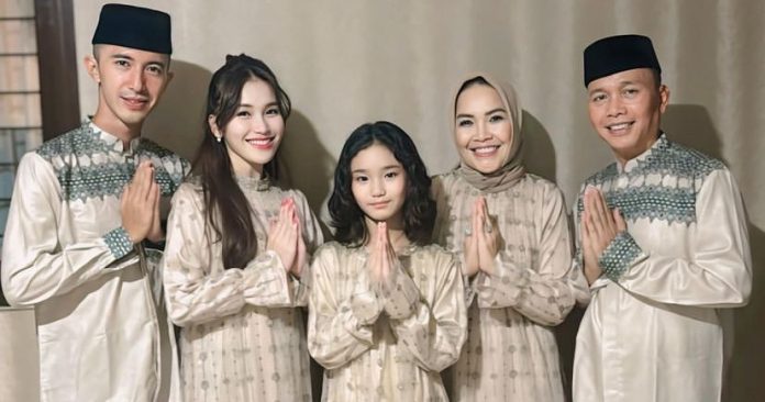 Momen lebaran Idul Fitri Ayu Ting Ting bersama keluarga dan calon suami, Muhammad Fardhana. (Foto: Instagram)