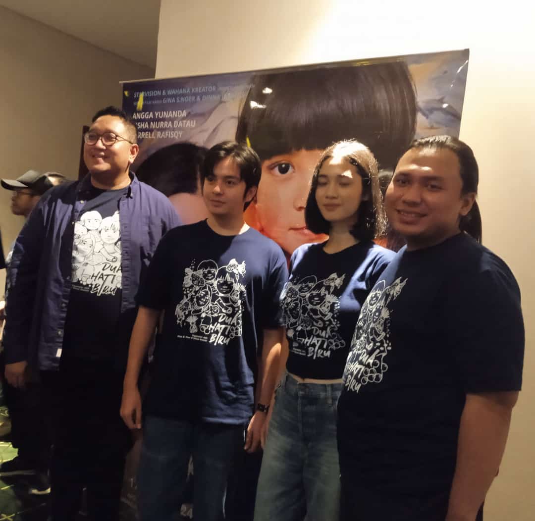 Angga Yunanda bersama    pemeran utama lain film Dua Hati Biru saat mengunjungi bioskop Surabaya. (Foto: Padnya/Nyata)