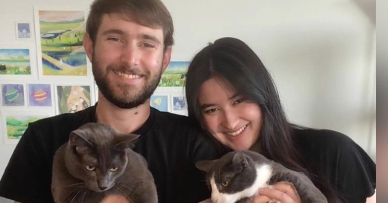 Sambil menggendong kucing, Stephanie Poetri dan kekasih bulenya Asher tampak bahagia usai melakukan tunangan. (Foto: Instagram/@stephaniepoetri)