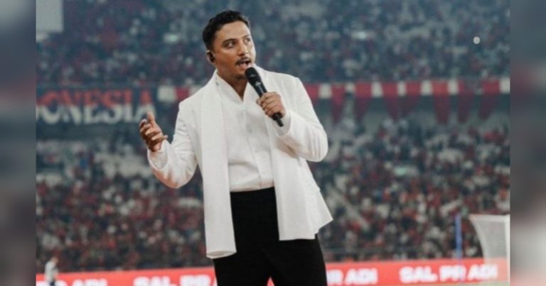 Penyanyi lagu Dari Planet Lain, Sal Priadi tampil di Stadion Utama GBK dalam Laga Indonesia-Irak (Foto : Instagram/@salpriadi)