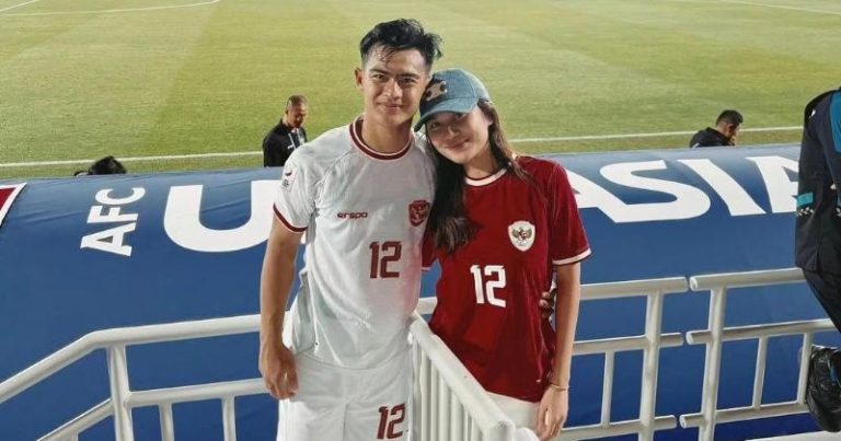 Potret kemesraan Pratama Arhan bersama istri Azizah Salsha. (Foto: Instagram/@pratamaarhan8)