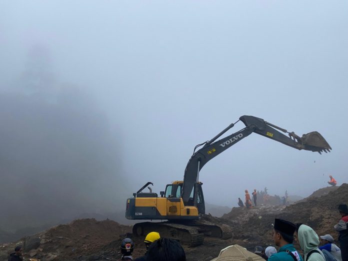 Proses evakuasi tanah longsor di Lumajang. (Foto: Dok. Pri)