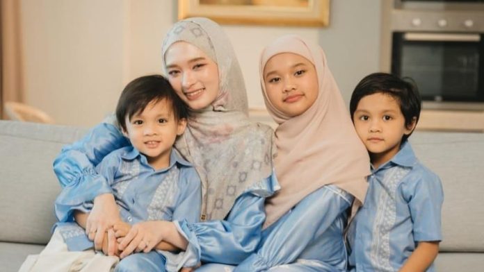 Mantan istri Virgoun, Inara Rusli bersama dengan tiga anaknya. Foto: Dok. Instagram @mommy_starla