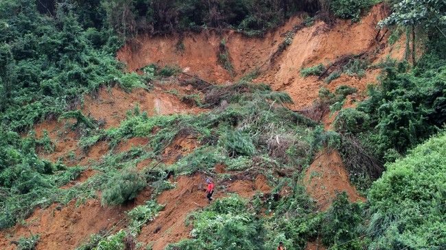 15 orang meninggal dunia akibat longsor di lokasi tambang emas Sungai Abu, Kecamatan Hiliran Gumanti Kabupaten Solok, Sumatera Barat. Foto : ANTARA FOTO/Muhammad Arif Pribadi