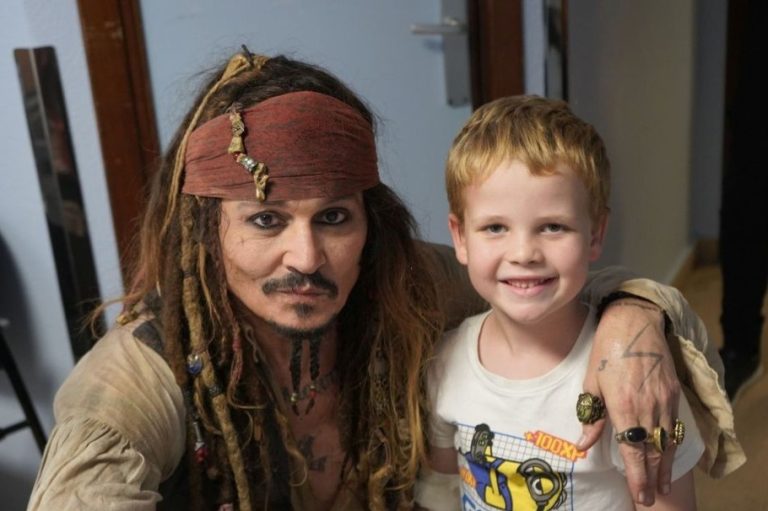 Johnny Depp saat mengunjungi pasien anak-anak di Rumah Sakit Donostia, San Sebastian, Spanyol (Foto: Instagram/diariovasco)