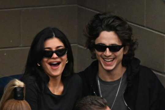 Kylie Jenner dan Timothee Chalamet saat menonton US Open September 2023 (Foto: Larry Marano/Shutterstock)