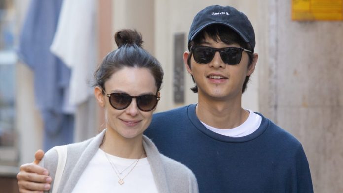 Song Joong Ki dan Katie Louise Saunders. Foto: Dok. Getty Images Via Herald