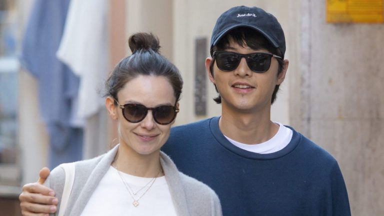 Song Joong Ki dan Katie Louise Saunders. Foto: Dok. Getty Images Via Herald