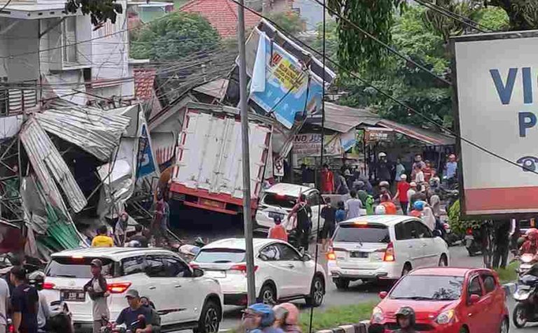 Kecelakaan maut terjadi di kawasan turunan Silayur, Jalan Prof. Hamka, Ngaliyan, Kota Semarang. Foto : X/kaizuro_