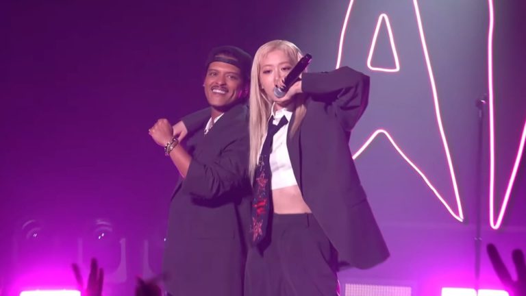 Rose BLACKPINK dan Bruno Mars di MAMA Awards 2024. Foto: Dok. YouTube Mnet K-POP