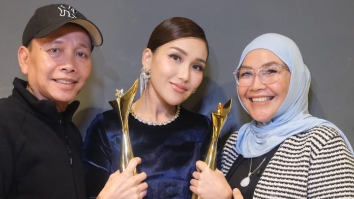 Ayu Ting Ting dan orang tuanya. Foto: Dok. Instagram @mom_ayting92_