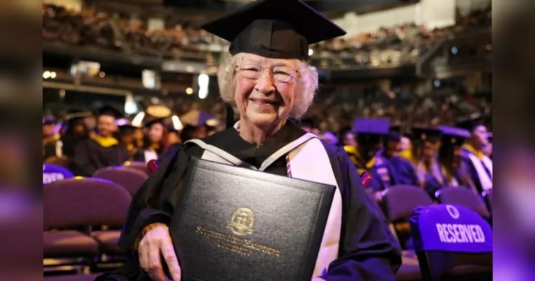 Annette Roberge, nenek yang baru lulus kuliah (Foto: Dok. Southern New Hampshire University)