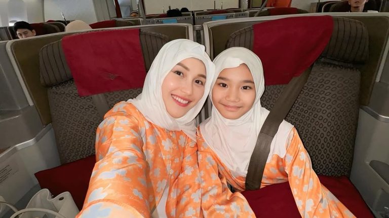 Gaya Ayu Ting Ting saat umrah. Foto : Instagarm/ayutingting92