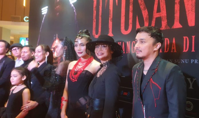 Shaarefa Daanish (Dua dari kanan) Perankan Psikiater di Film 'Utusan Iblis : Dia Yang Berada Di Antara Kita'. (Foto: Agnes/Nyata)