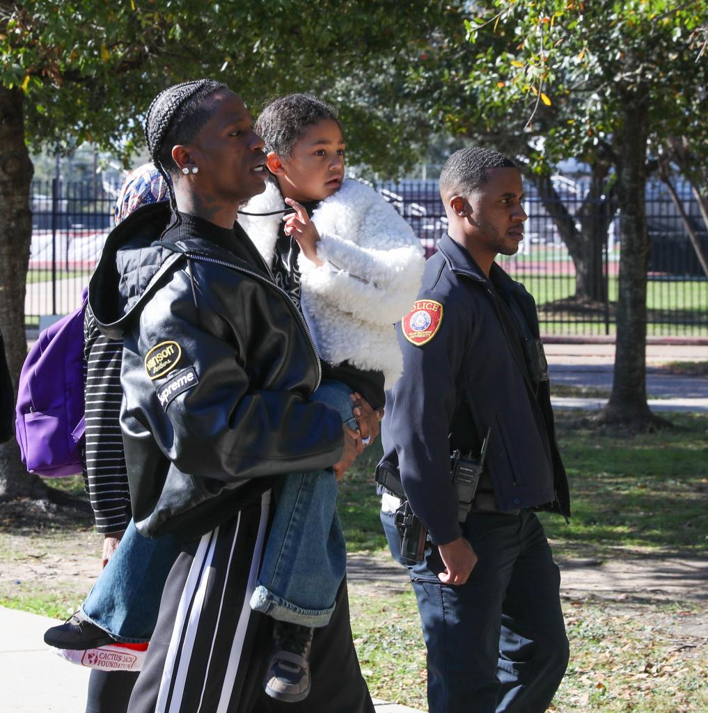 Travis Scott dan Stormi menghadiri acara amal jelang Natal. Foto: Dok. Thaddaeus Mcadams/Shutterstock