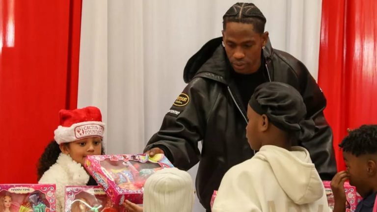 Travis Scott dan Stormi membagikan mainan di acara amal. Foto: Dok. Matthew Casby/People