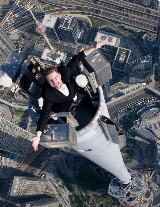 Selebriti sekaligus YouTuber MrBeast di puncak Burj Khalifa (Foto: X/pubity)