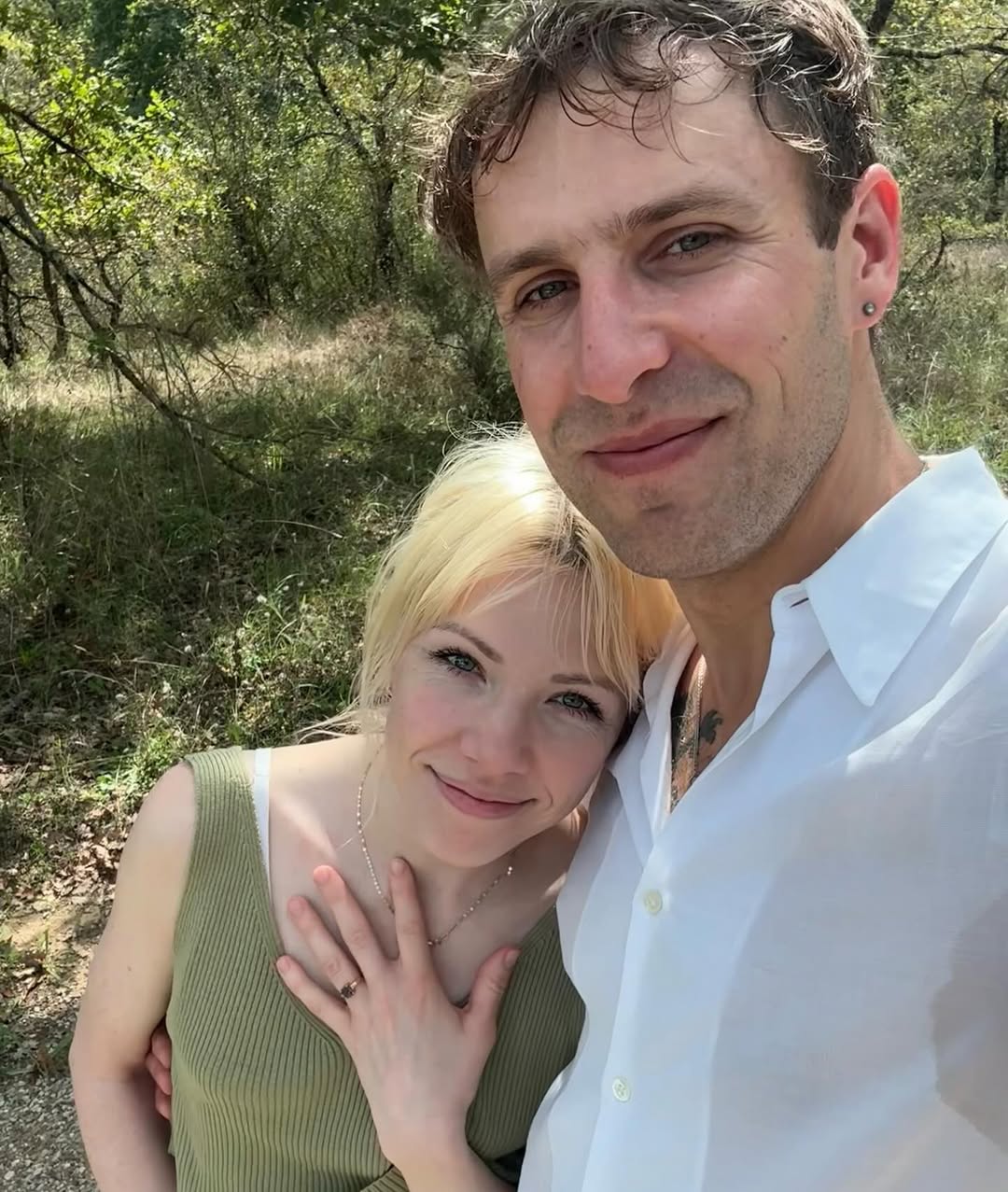 Carly memerkan cincin tunangan (Foto: Instagram/carlyraejepsen)