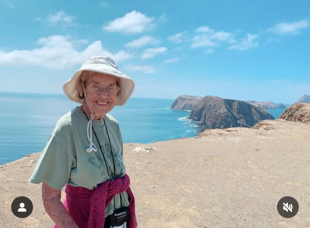 Nenek Joy saat berada di Amerika Galapagos (Foto: Instagram/grandmajoysroadtrip)