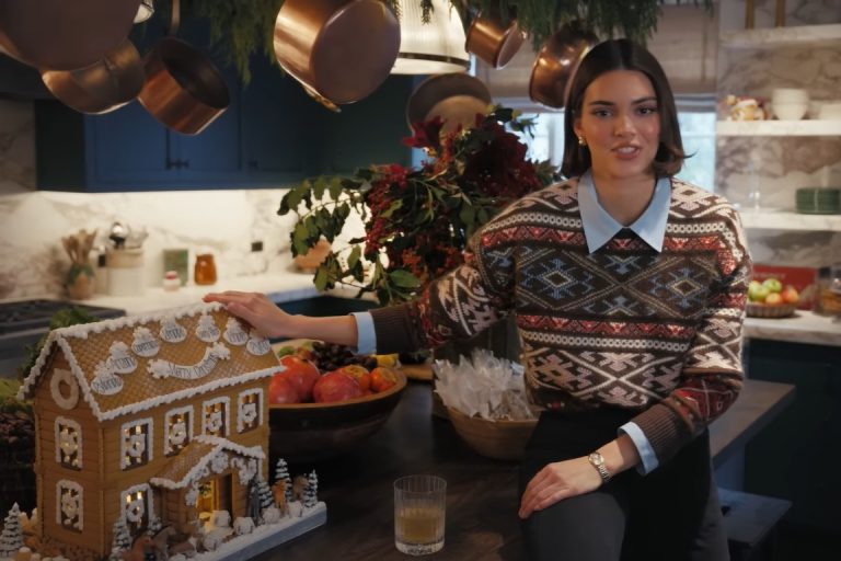 Kendall Jenner bagikan dekorasi Natal rumah dengan konsep vintage (Foto: Youtube/Architectural Digest)