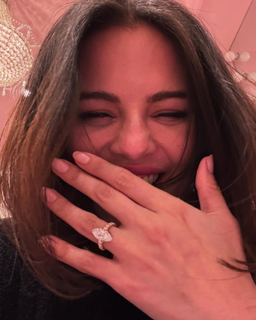 Selena pamer cincin tunangan (Foto: Instagram/selenagomez)